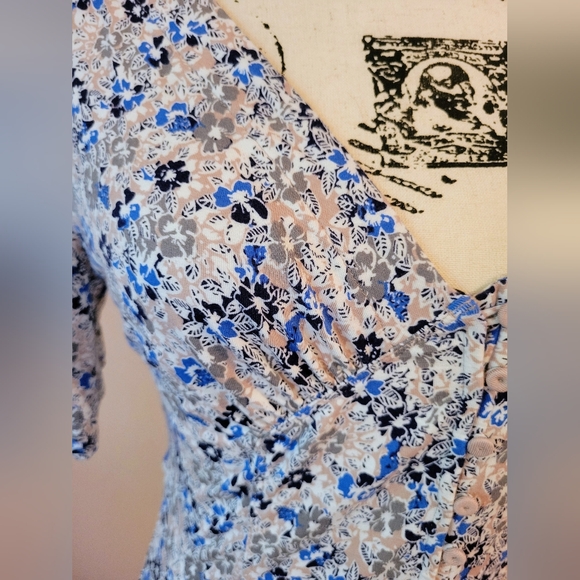 Black Fri! FP Hollywood Printed Floral Plunge V-Neck Top, NWOT, S, Cloth Buttons - Picture 7 of 14